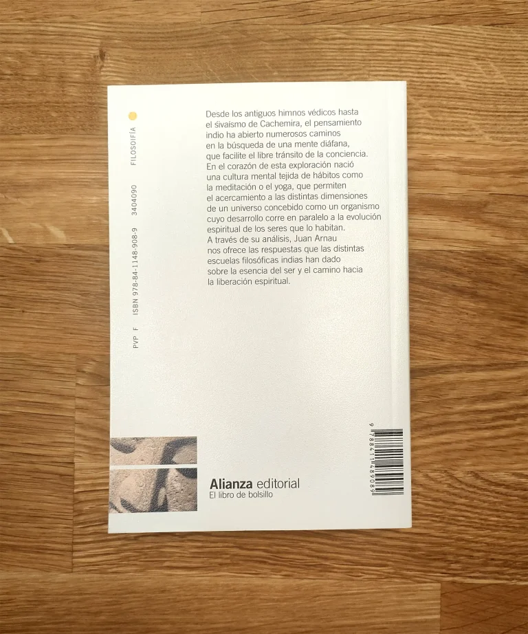 Contracubierta del libro La mente diáfana: historia del pensamiento indio, de Juan Arnau. Alianza Editorial