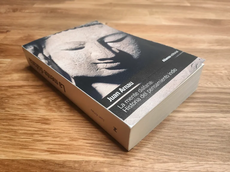Cubierta y lomo del libro La mente diáfana: historia del pensamiento indio, de Juan Arnau. Alianza Editorial